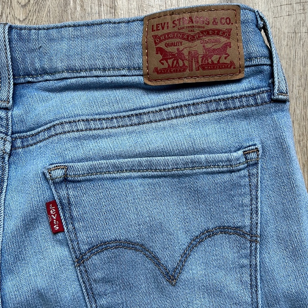 Levi’s jeans, 711 Skinny, size 28.
